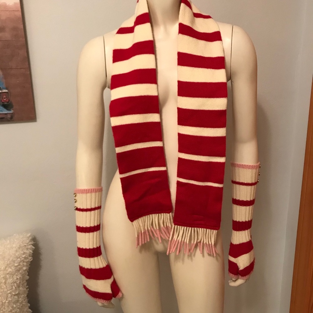Gap, scarf and fingerless gloves.